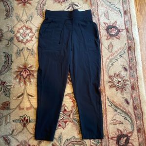 Nike standard fit mid rise 7/8 length training pants